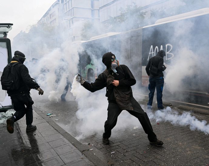 thousands-rally-for-anti-austerity-protest-in-brussels-amid-clashes