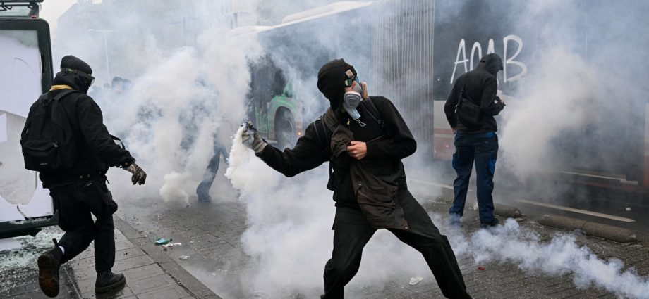 thousands-rally-for-anti-austerity-protest-in-brussels-amid-clashes