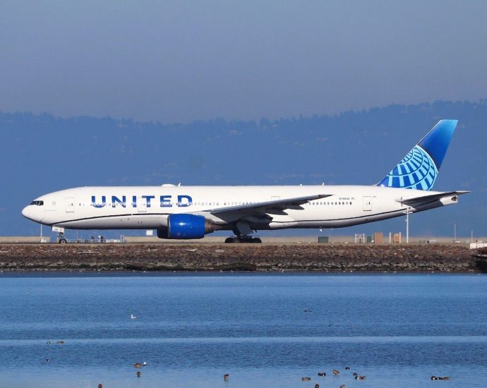 united-airlines-boeing-777-returns-to-san-francisco-after-engine-troubles