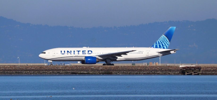 united-airlines-boeing-777-returns-to-san-francisco-after-engine-troubles