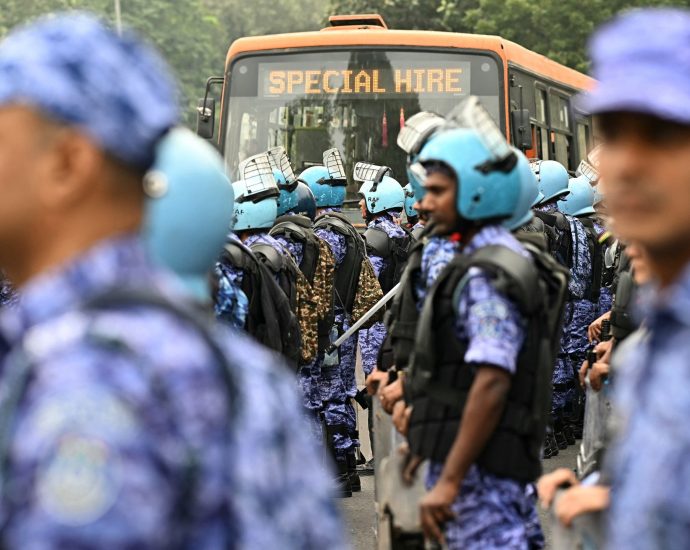 india-protest-live:-‘cockroach’-leaders-detained;-new-delhi-in-lockdown