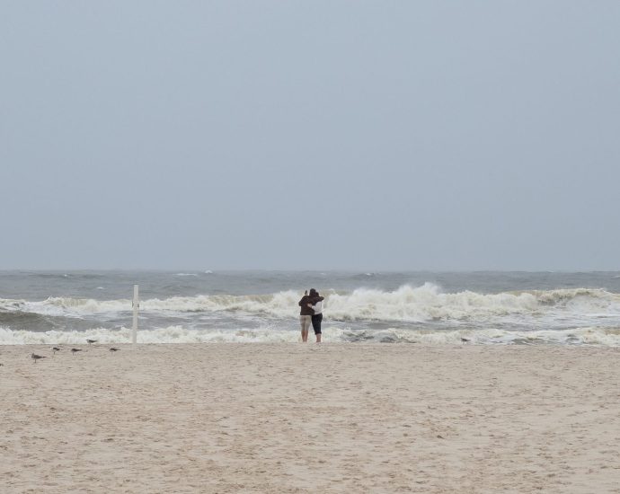 ahead-of-hurricane-isaias,-worry-on-the-alabama-coast-grows-by-the-mile