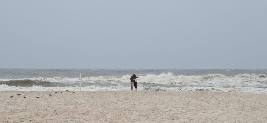 ahead-of-hurricane-isaias,-worry-on-the-alabama-coast-grows-by-the-mile