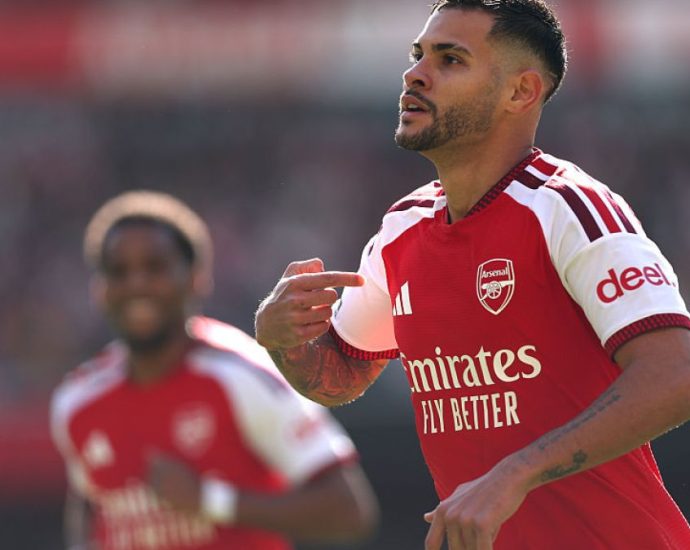 arsenal-beat-leeds-2-1-in-comeback-win-to-move-level-with-man-city-at-top