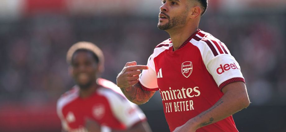 arsenal-beat-leeds-2-1-in-comeback-win-to-move-level-with-man-city-at-top