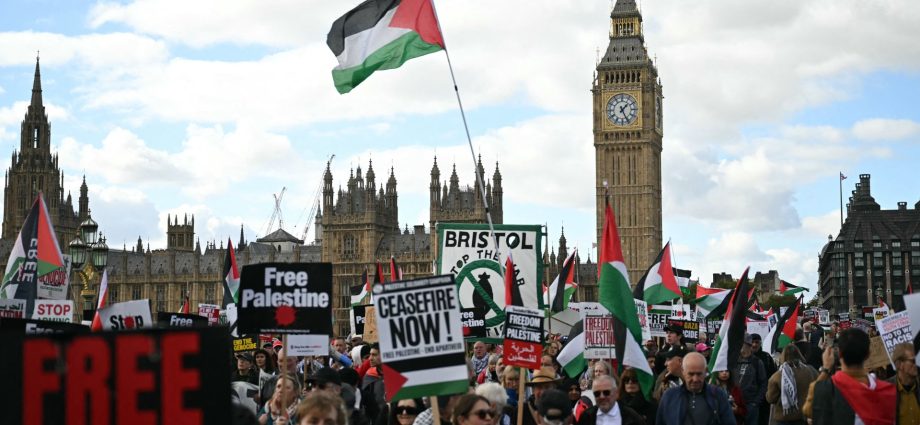photos:-thousands-march-across-europe-to-demand-end-to-israel’s-war-on-gaza