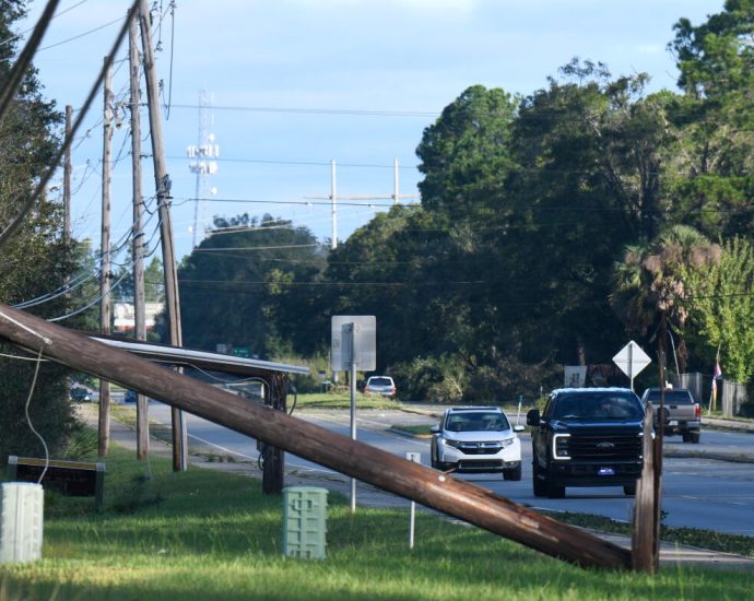 isaias-pummels-the-gulf-coast,-and-plows-through-alabama