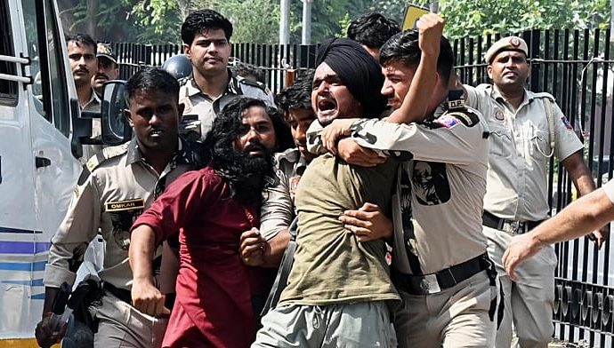 thousands-detained-in-new-delhi-as-police-crack-down-on-‘cockroach’-movement