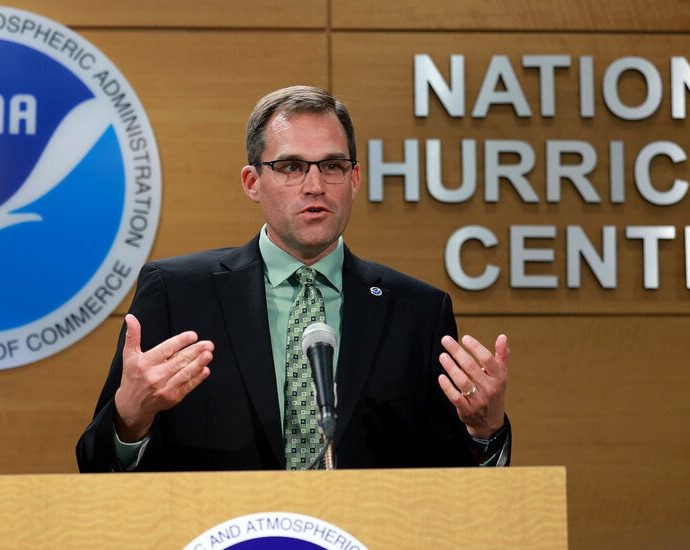 the-national-hurricane-center’s-boss-keeps-an-eye-on-the-storms