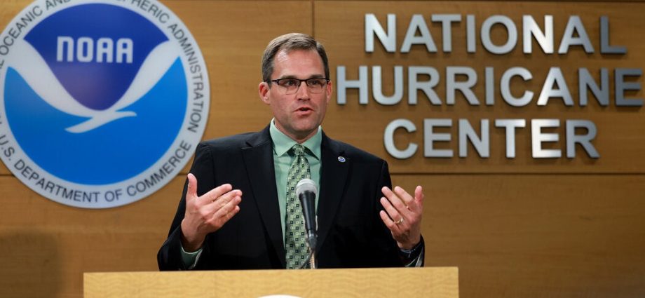 the-national-hurricane-center’s-boss-keeps-an-eye-on-the-storms