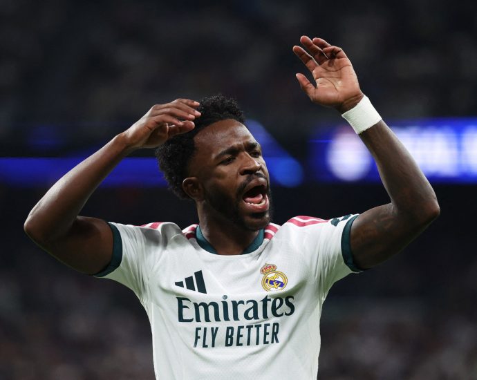 vinicius-apologises-for-hair-pull-red-card-but-could-miss-el-clasico