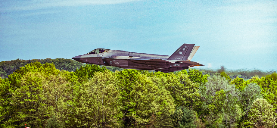 how-many-f-35s-does-the-us-air-force-fly-in-2026?