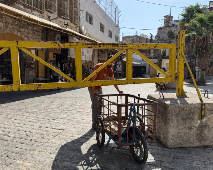 creating-a-ghost-town:-lives-in-limbo-behind-israeli-gates-and-checkpoints