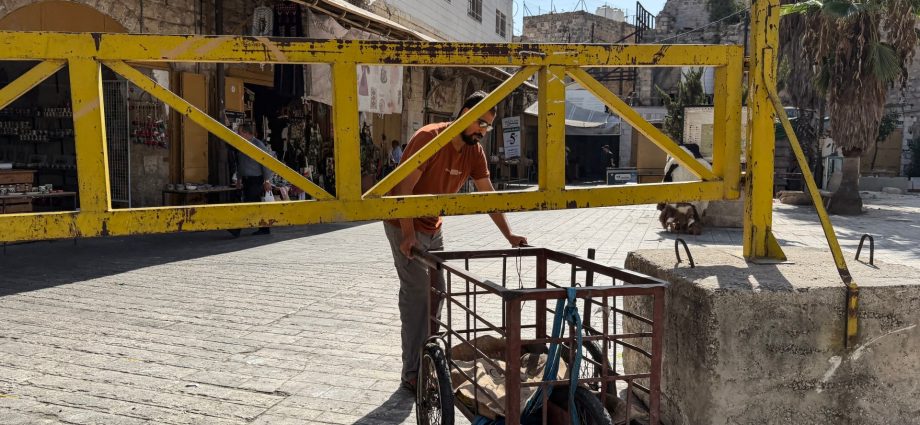creating-a-ghost-town:-lives-in-limbo-behind-israeli-gates-and-checkpoints
