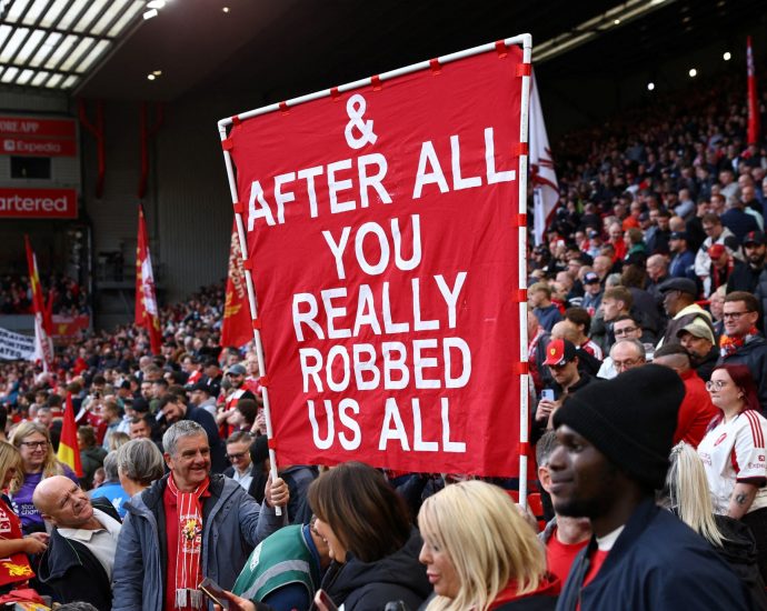 which-banners-did-liverpool-fans-display-at-anfield-against-man-city?