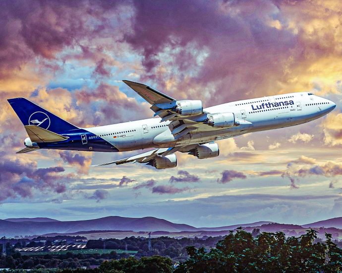 lufthansa-boeing-747-8-escapes-tail-strike-by-inches-at-lax-as-pilots-abort-landing