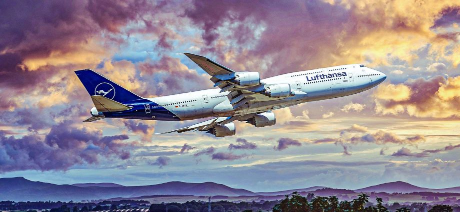 lufthansa-boeing-747-8-escapes-tail-strike-by-inches-at-lax-as-pilots-abort-landing