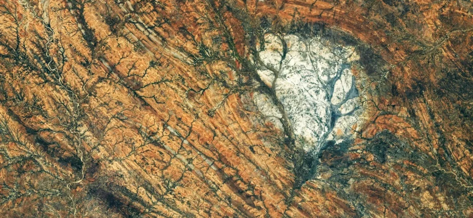 nasa-spots-a-giant-patch-of-moon-like-rock-on-earth