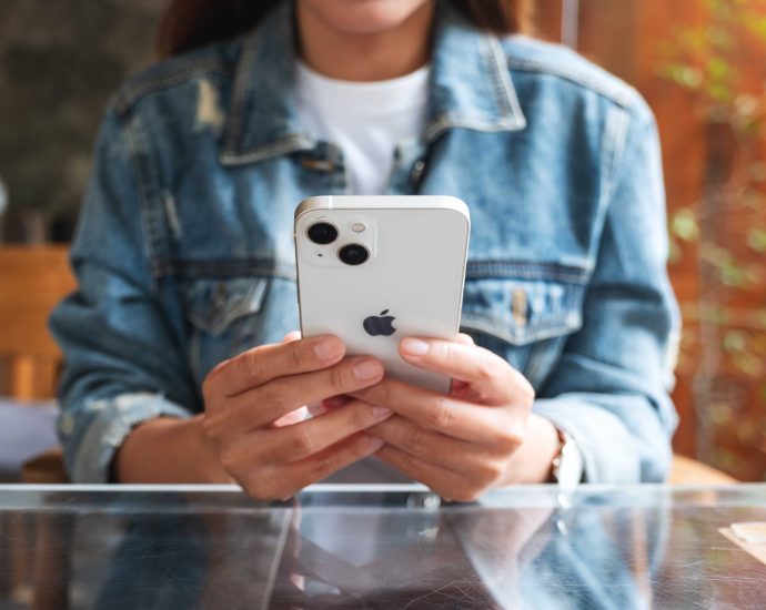 mobile-phone-sales-plunge-to-lowest-level-in-14-years