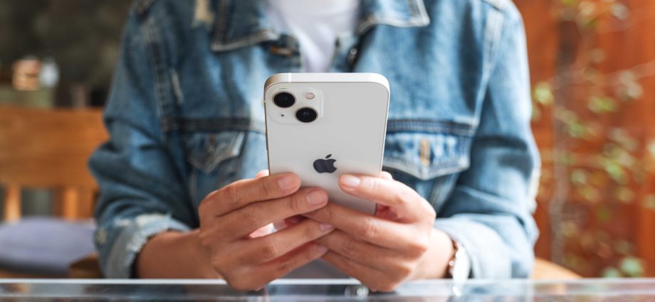 mobile-phone-sales-plunge-to-lowest-level-in-14-years