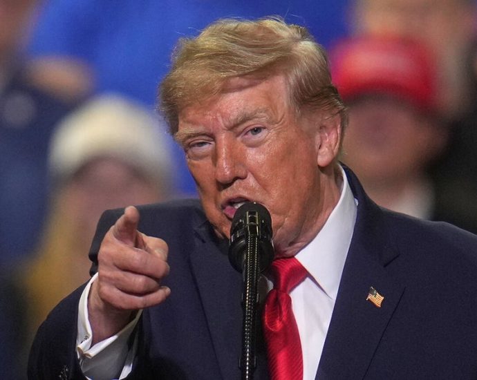the-traitor-slobbers-over-another-dude’s-body-in-bromantic-aside-at-ohio-rally