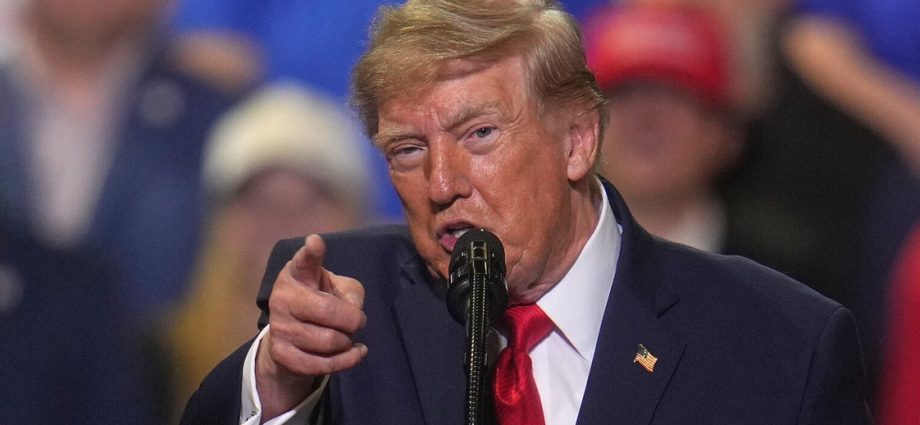 the-traitor-slobbers-over-another-dude’s-body-in-bromantic-aside-at-ohio-rally