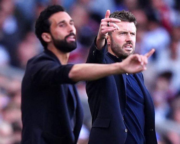 fulham-manager-arbeloa-fined-for-man-utd-refereeing-outburst