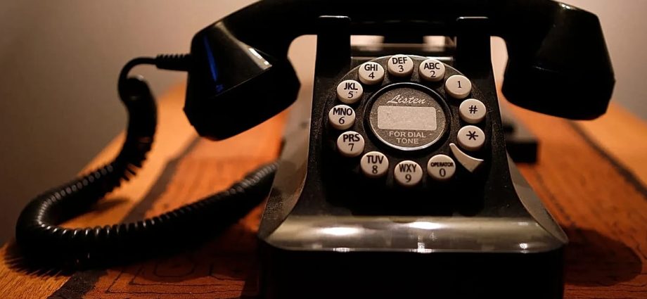 russia’s-internet-shutdowns-push-state-firms-back-to-landline-phones