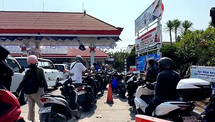 indonesia:-bali-fuel-supply-delays-spark-panic-buying-and-hours-long-queues