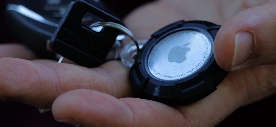 company-removes-‘airtag-silencer’-following-stalking-complaints
