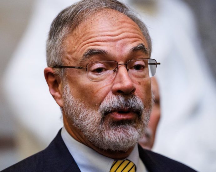 ‘you-are-rude!’:-maga-lawmaker-crashes-out-after-crowd-laughs-at-his-diesel-price-excuses