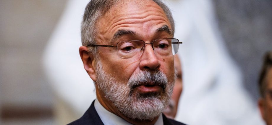 ‘you-are-rude!’:-maga-lawmaker-crashes-out-after-crowd-laughs-at-his-diesel-price-excuses