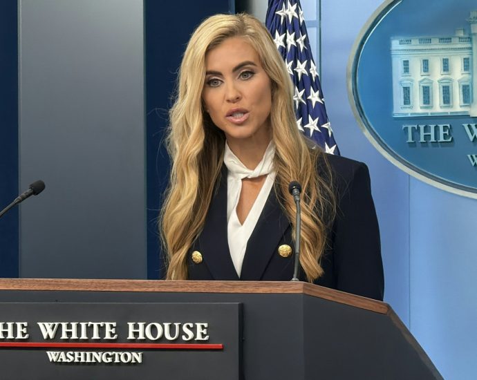 the-traitor’s-new-press-secretary-straight-up-admits-she’s-not-a-lawyer