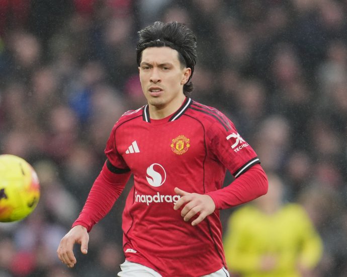man-united’s-martinez-apologises-for-outburst-after-talks-with-carrick