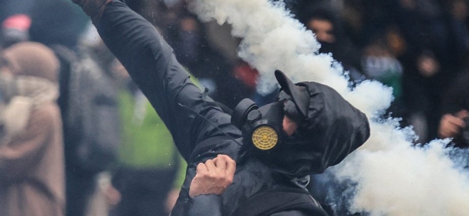 clashes-erupt-at-protest-over-university-funding-law-in-argentina