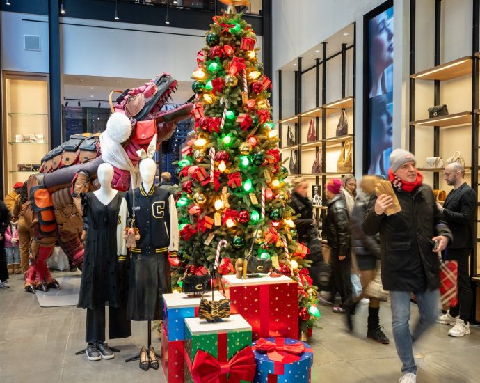 retailers-expect-big-spending-for-holidays.-rising-prices-could-dampen-consumers’-spirits