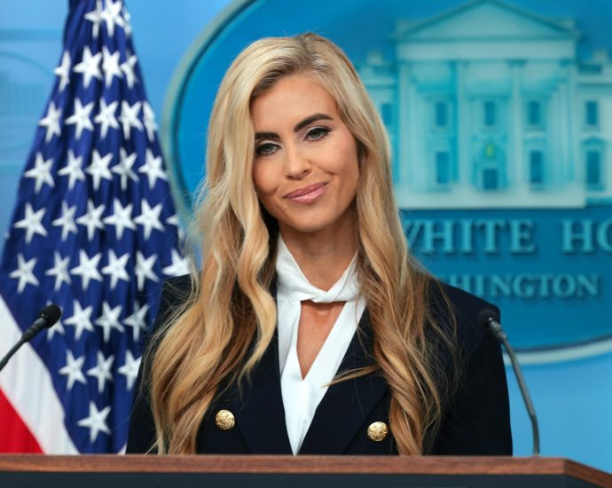 the-traitor’s-press-secretary-admits-she-was-in-“sort-of-a-pyramid-scheme”
