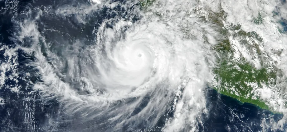 nasa-captures-strange-waves-high-above-hurricane-simon