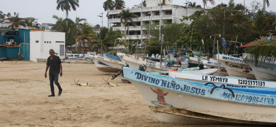 hurricane-trudy-makes-its-way-towards-mexico,-threatening-heavy-rain