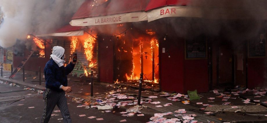 buildings-and-cars-set-on-fire-as-cost-of-living-protests-rock-france
