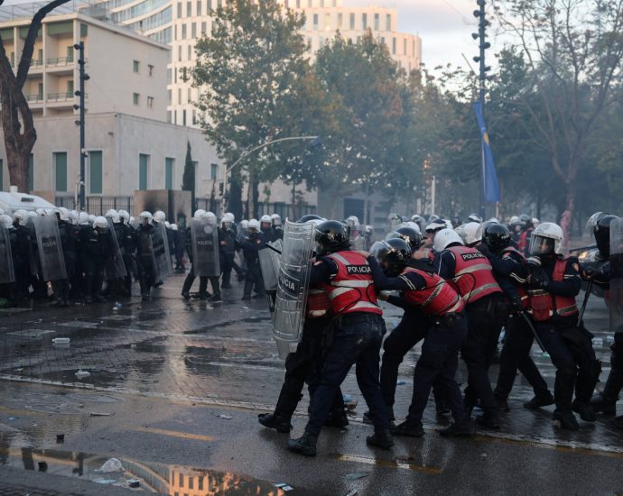 albanian-police-fire-rubber-bullets-as-protests-against-rama-escalate