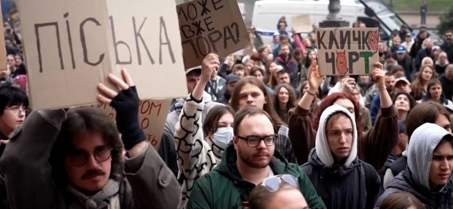 hundreds-rally-in-kyiv-to-demand-the-resignation-of-mayor-vitali-klitschko