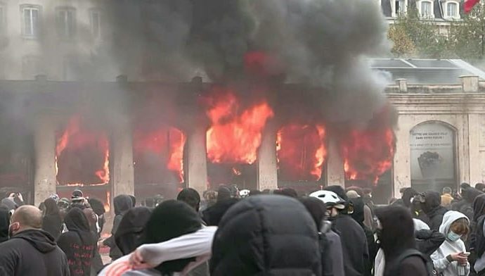 tourism-office-set-ablaze-during-cost-of-living-protests-in-lyon