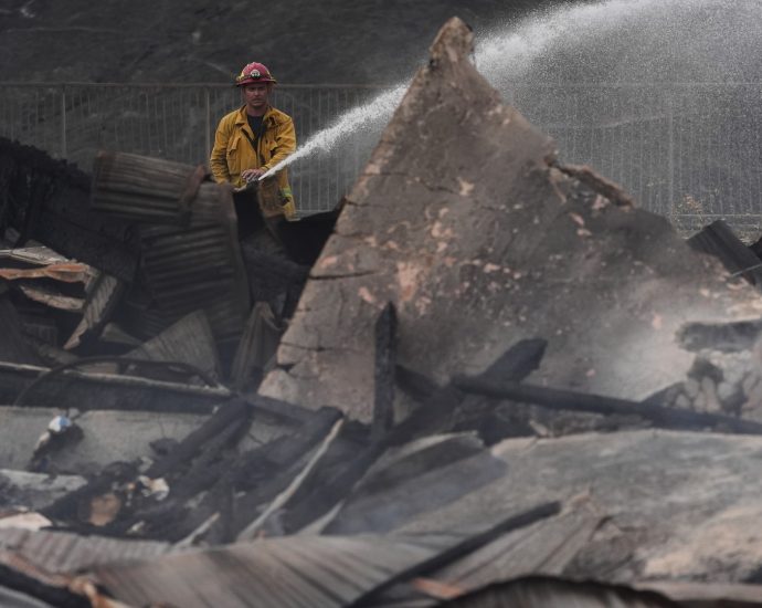 wind-driven-norte-fire-tears-through-homes,-forces-thousands-to-evacuate