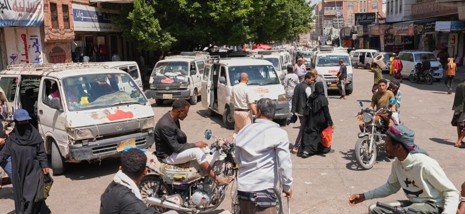 fighting-intensifies-across-yemen-as-humanitarian-crisis-deepens