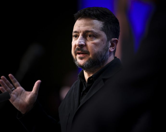 us.-taking-putin’s-side-would-be-a-‘historic-mistake,’-says-zelenskyy