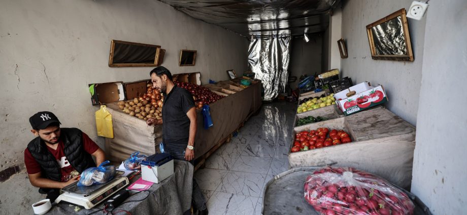 gaza-families-fear-food-shortages-as-israel-halts-commercial-shipments