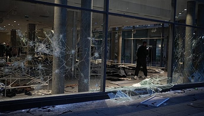 lyon-wakes-up-to-scenes-of-destruction-after-violent-protests
