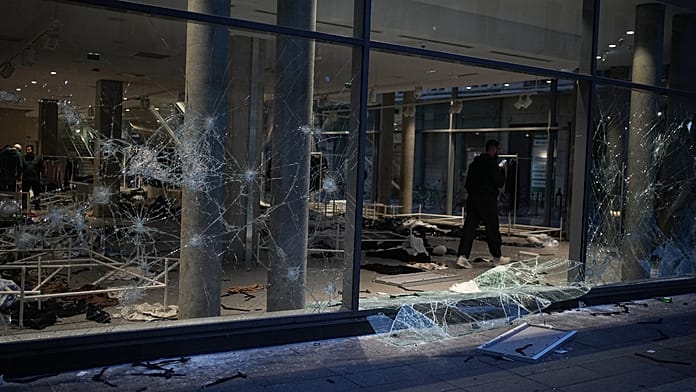 lyon-wakes-up-to-scenes-of-destruction-after-violent-protests