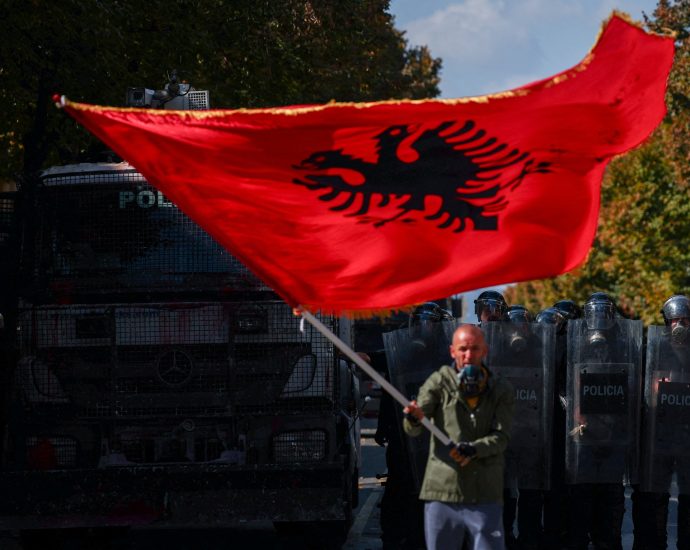 photos:-antigovernment-protesters-clash-with-police-in-albania’s-capital